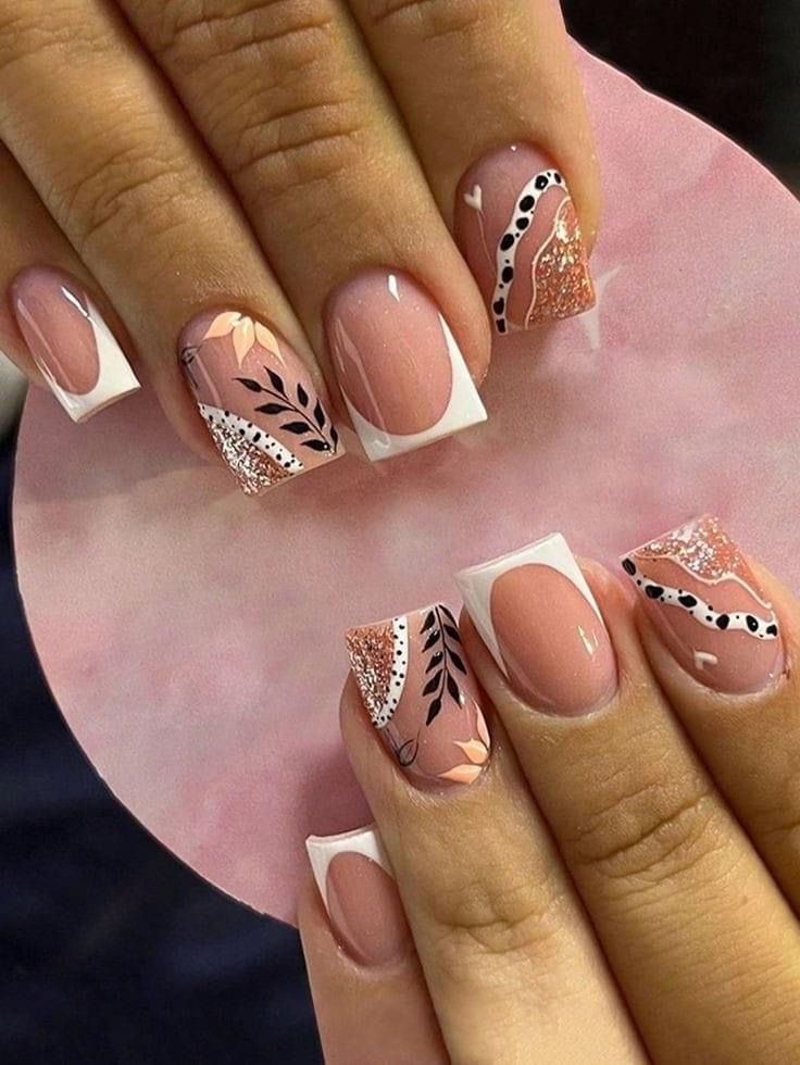 Nail art floral con francesa